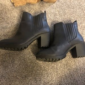Block heel bootie